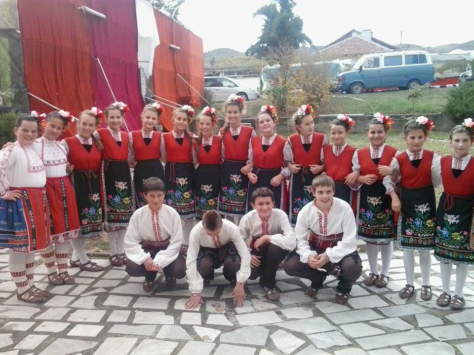 Отлично представяне на детско-юношески танцов ансамбъл „Кюстендилче“ в ХІ МФФ „Малешево пее и танцува“ Отлично представяне на детско-юношески танцов ансамбъл „Кюстендилче“ в ХІ МФФ „Малешево пее и танцува“