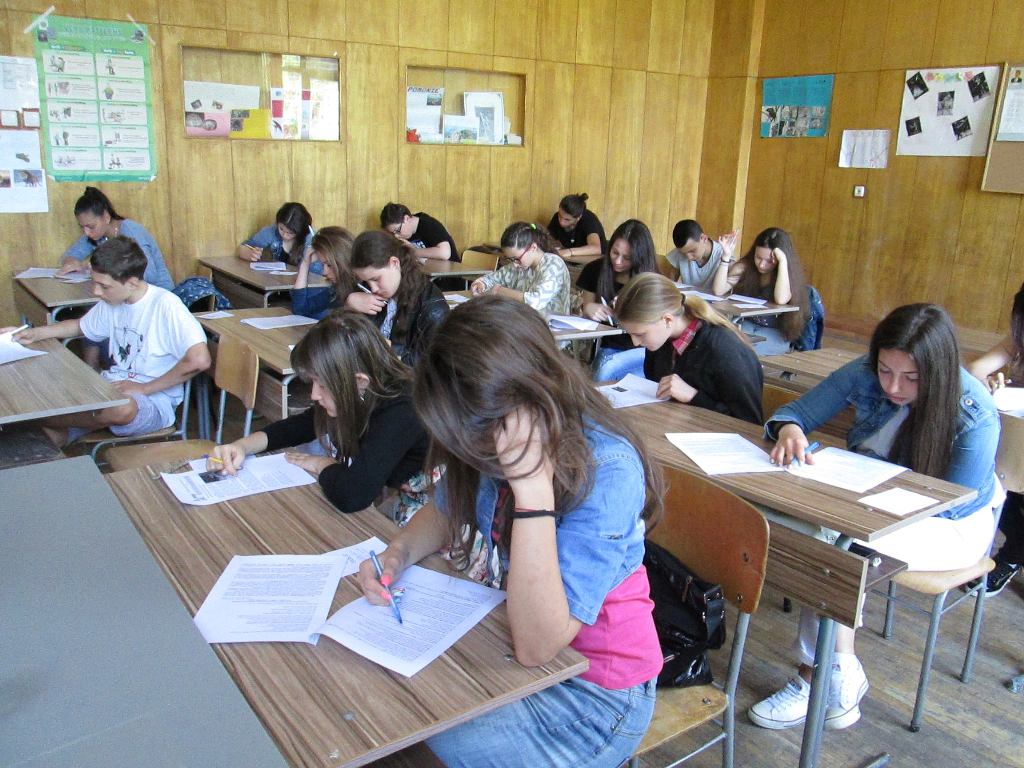 Ученици от Гимназия „Христо Ботев“ гр. Дупница взеха участие в училищния кръг на националното състезание "Четящо кенгуру" Ученици от Гимназия „Христо Ботев“ гр. Дупница взеха участие в училищния кръг на националното състезание "Четящо кенгуру"