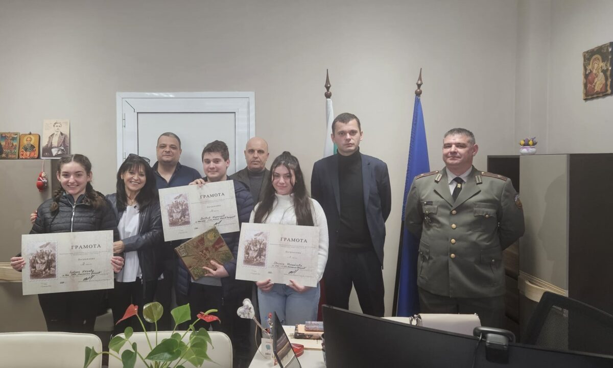 УЧЕНИЦИ ОТ ОБЛАСТ МОНТАНА НАГРАДЕНИ ЗА УЧАСТИЕ В НАЦИОНАЛЕН УЧЕНИЧЕСКИ КОНКУРС „НАСЛЕДНИК СЪМ НА …“ УЧЕНИЦИ ОТ ОБЛАСТ МОНТАНА НАГРАДЕНИ ЗА УЧАСТИЕ В НАЦИОНАЛЕН УЧЕНИЧЕСКИ КОНКУРС „НАСЛЕДНИК СЪМ НА …“