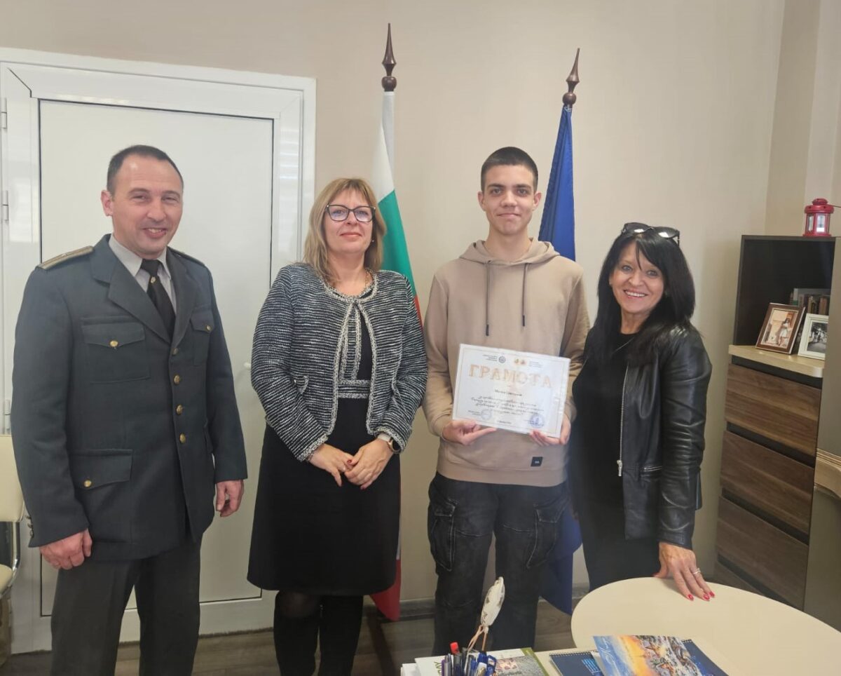 УЧЕНИК ОТ ОБЛАСТ МОНТАНА С ГРАМОТА ОТ КОНКУРС НА ТЕМА „С КАКВО И КАК МОГАТ ДА ПОМОГНАТ ДОБРОВОЛЦИТЕ …“ УЧЕНИК ОТ ОБЛАСТ МОНТАНА С ГРАМОТА ОТ КОНКУРС НА ТЕМА „С КАКВО И КАК МОГАТ ДА ПОМОГНАТ ДОБРОВОЛЦИТЕ …“