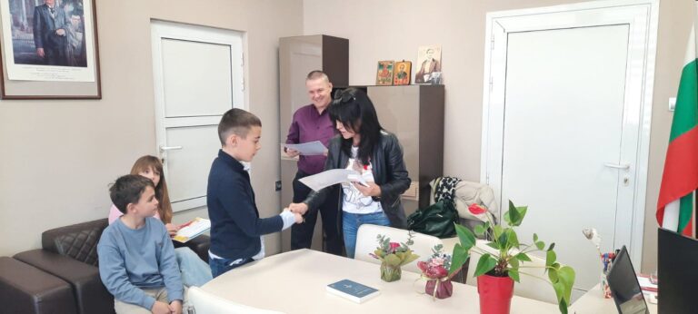 НАГРАЖДАВАНЕ НА УЧЕНИЦИТЕ, КЛАСИРАНИ НА ПЪРВО, ВТОРО И ТРЕТО МЯСТО В СВОЯТА ВЪЗРАСТОВА ГРУПА НА ОБЛАСТНИЯ КРЪГ НА НАЦИОНАЛНОТО СЪСТЕЗАНИЕ ПО КОМПЮТЪРНО МОДЕЛИРАНЕ НАГРАЖДАВАНЕ НА УЧЕНИЦИТЕ, КЛАСИРАНИ НА ПЪРВО, ВТОРО И ТРЕТО МЯСТО В СВОЯТА ВЪЗРАСТОВА ГРУПА НА ОБЛАСТНИЯ КРЪГ НА НАЦИОНАЛНОТО СЪСТЕЗАНИЕ ПО КОМПЮТЪРНО МОДЕЛИРАНЕ