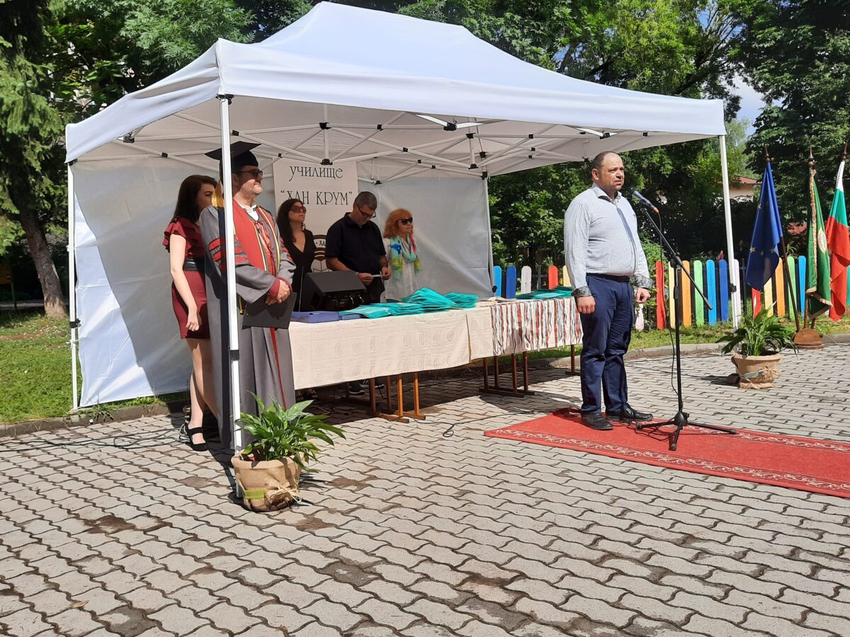 Церемония по връчване на свидетелствата за основно образование в 107. ОУ "Хан Крум" Церемония по връчване на свидетелствата за основно образование в 107. ОУ "Хан Крум"