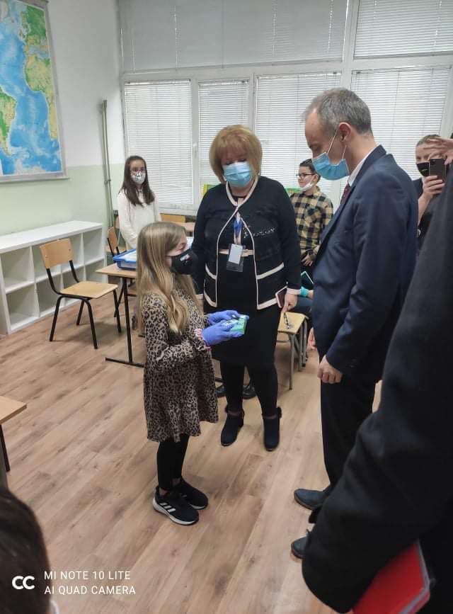 Посещение на министър Красимир Вълчев и д-р Ваня Кастрева в 122. ИОУ "Николай Лилиев" Посещение на министър Красимир Вълчев и д-р Ваня Кастрева в 122. ИОУ "Николай Лилиев"
