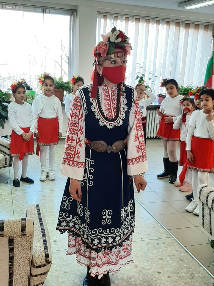 Ученици от 75. ОУ поздравиха РУО - София-град за Баба Марта Ученици от 75. ОУ поздравиха РУО - София-град за Баба Марта