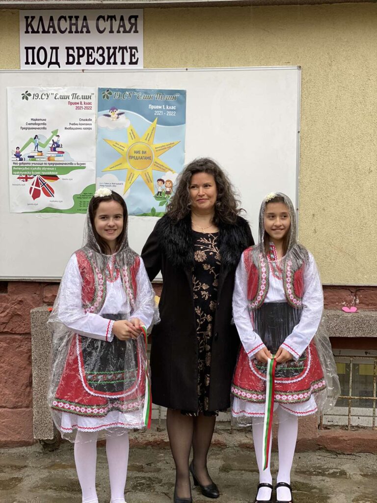 Откриване на мултифункционална спортна площадка и изнесена класна стая "Под брезите" в 19. СУ "Елин Пелин" Откриване на мултифункционална спортна площадка и изнесена класна стая "Под брезите" в 19. СУ "Елин Пелин"