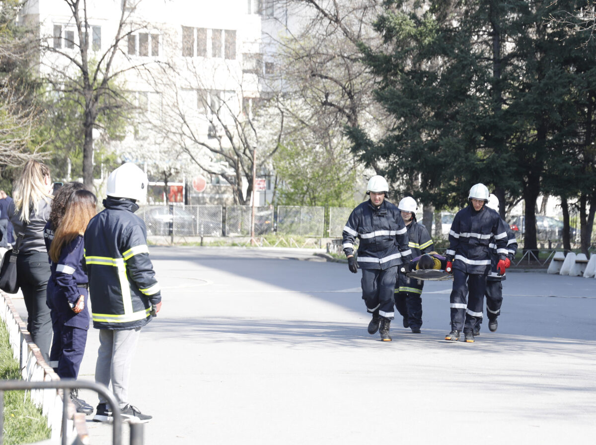Учебна евакуация в 81 СУ "Виктор Юго" Учебна евакуация в 81 СУ "Виктор Юго"