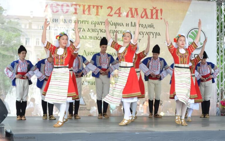 Празничен концерт, посветен на 24 май. Връчване на почетно отличие „Неофит Рилски“. Празничен концерт, посветен на 24 май. Връчване на почетно отличие „Неофит Рилски“.