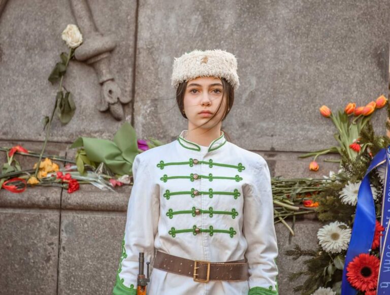 Почетен караул пред паметника на Апостола Почетен караул пред паметника на Апостола
