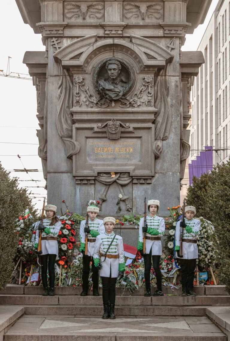Почетен караул пред паметника на Апостола Почетен караул пред паметника на Апостола