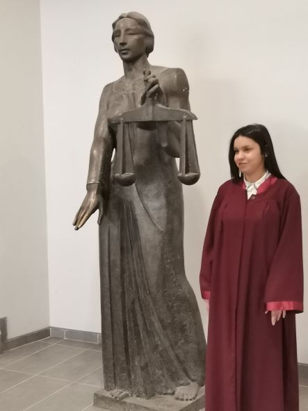 „Прокурор за един ден“ е Яна Маринова от професионална гимназия по текстилни и кожени изделия, гр.София „Прокурор за един ден“ е Яна Маринова от професионална гимназия по текстилни и кожени изделия, гр.София