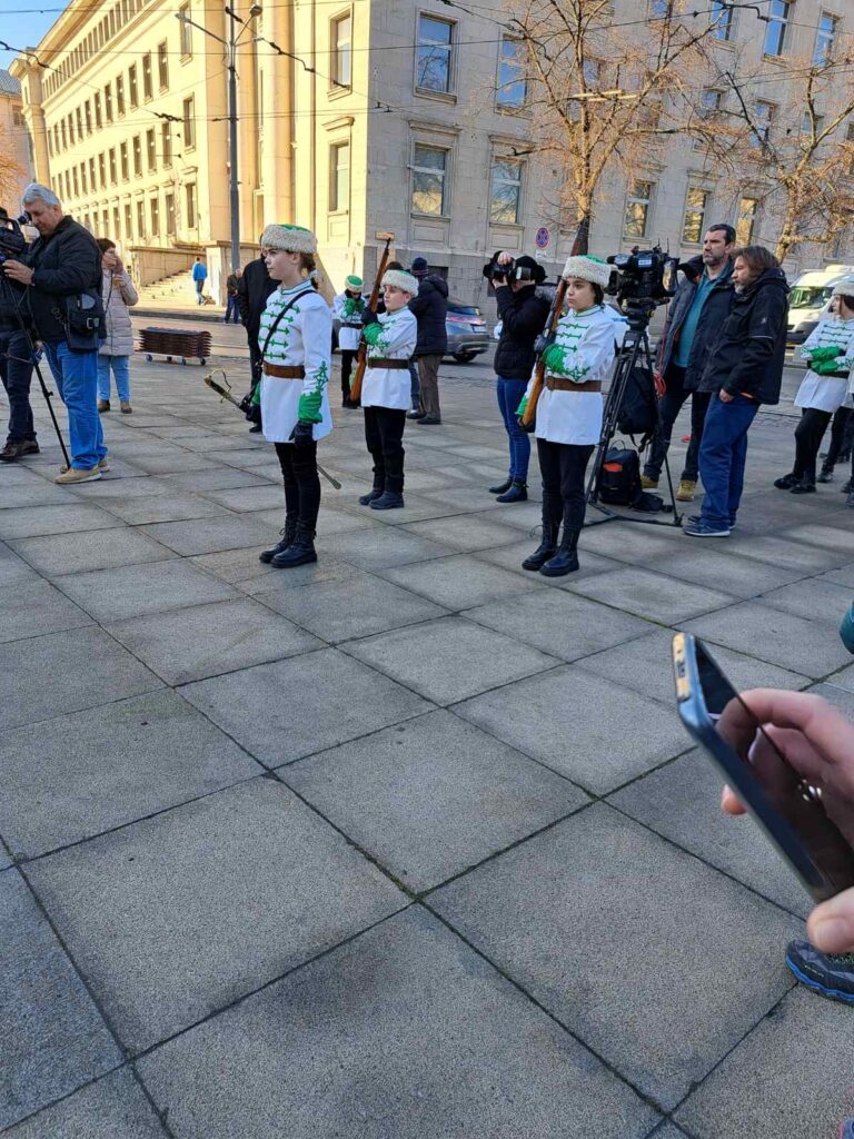 Почетен караул пред паметника на Апостола Почетен караул пред паметника на Апостола