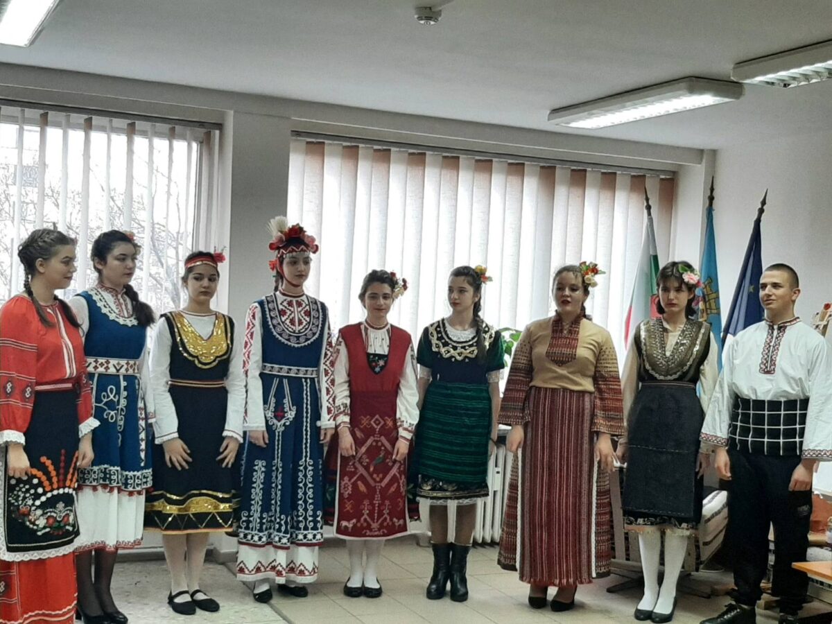 Ученици представиха изложба по случай 1. март и поздравиха служителите на РУО-София-град Ученици представиха изложба по случай 1. март и поздравиха служителите на РУО-София-град