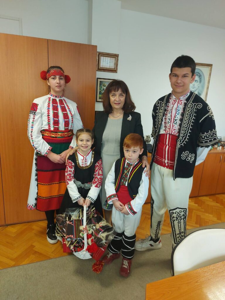 Ученици представиха изложба по случай 1. март и поздравиха служителите на РУО-София-град Ученици представиха изложба по случай 1. март и поздравиха служителите на РУО-София-град