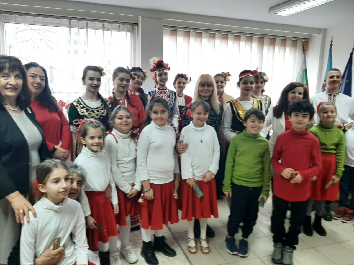 Ученици представиха изложба по случай 1. март и поздравиха служителите на РУО-София-град Ученици представиха изложба по случай 1. март и поздравиха служителите на РУО-София-град
