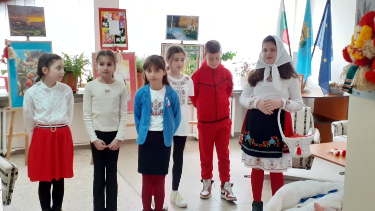 Ученици представиха изложба по случай 1. март и поздравиха служителите на РУО-София-град Ученици представиха изложба по случай 1. март и поздравиха служителите на РУО-София-град