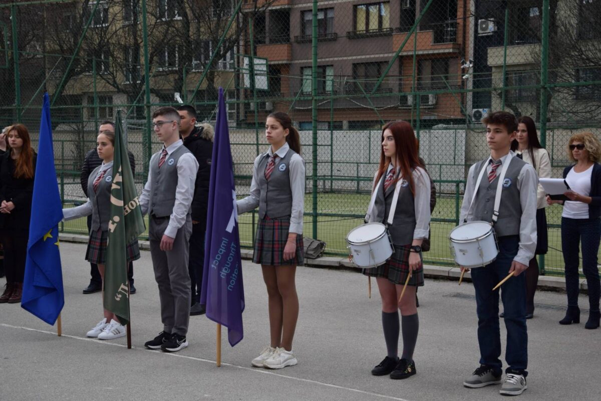 Пред „Стената на българските праведници“ Пред „Стената на българските праведници“
