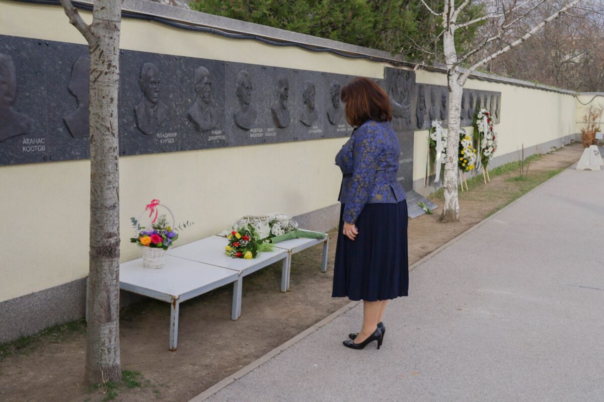 Пред „Стената на българските праведници“ Пред „Стената на българските праведници“