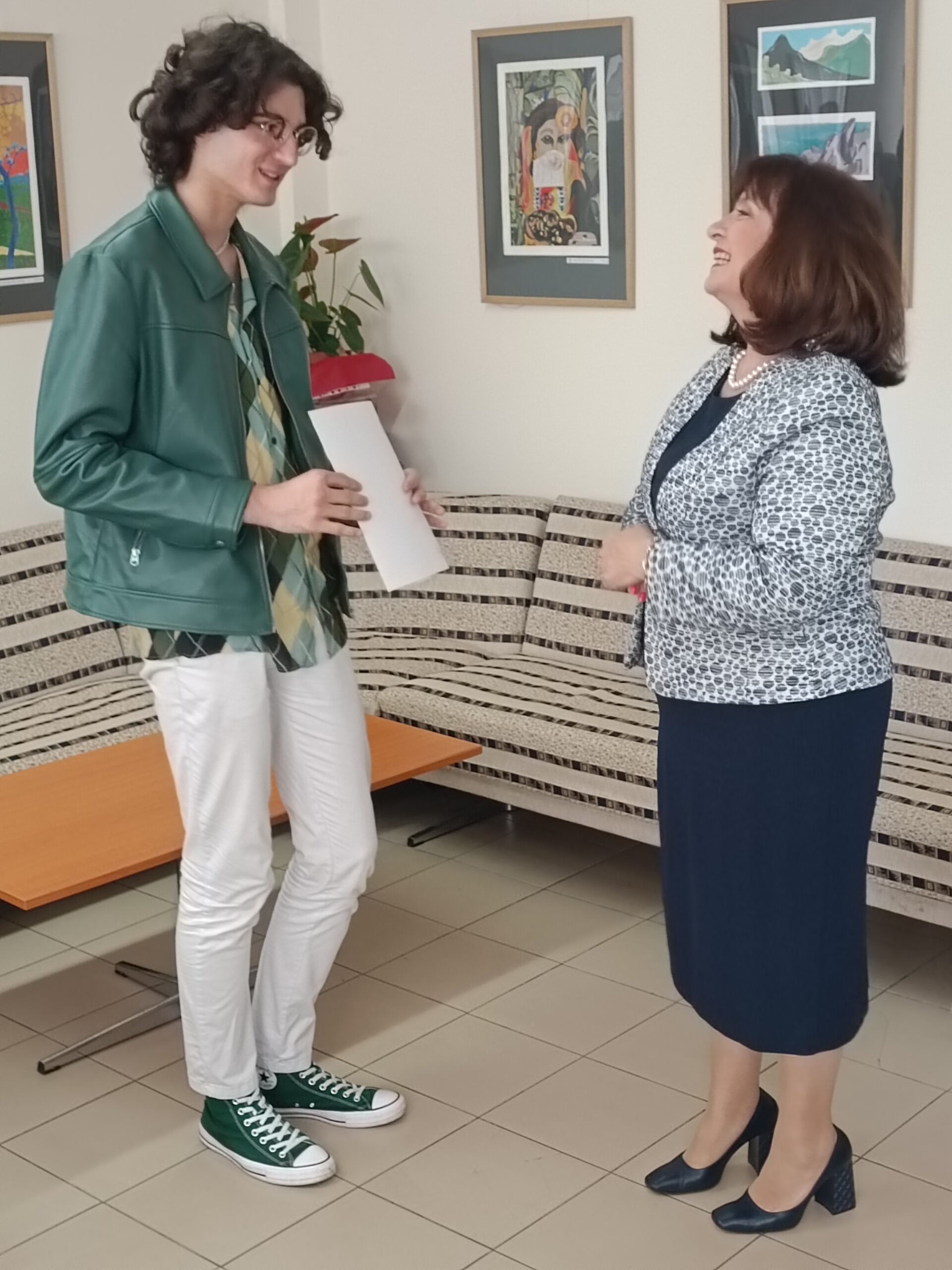 Грамоти и награди за учениците от 9. Френска езикова гимназия „Алфонс дьо Ламартин“ Грамоти и награди за учениците от 9. Френска езикова гимназия „Алфонс дьо Ламартин“