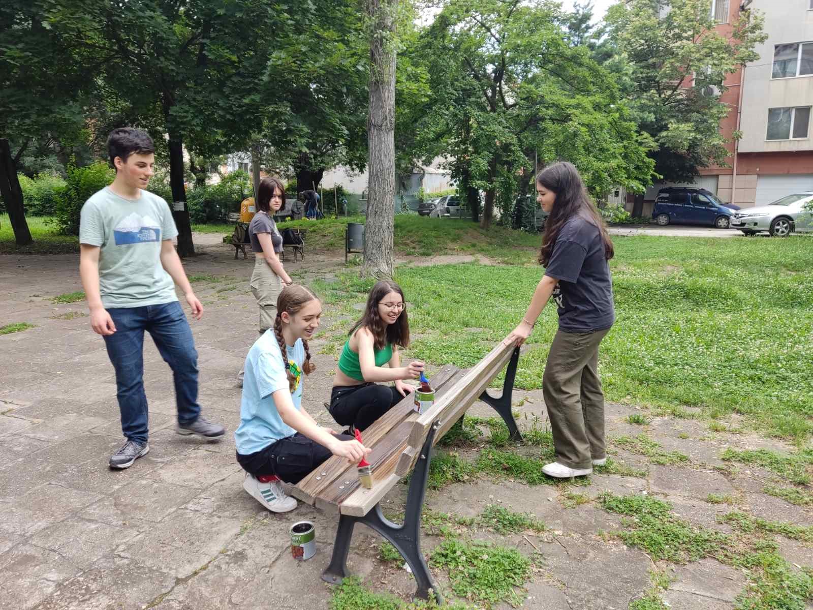 Доброволческа дейност на еко-клуб „Зелена детелина“ на Първа АЕГ Доброволческа дейност на еко-клуб „Зелена детелина“ на Първа АЕГ