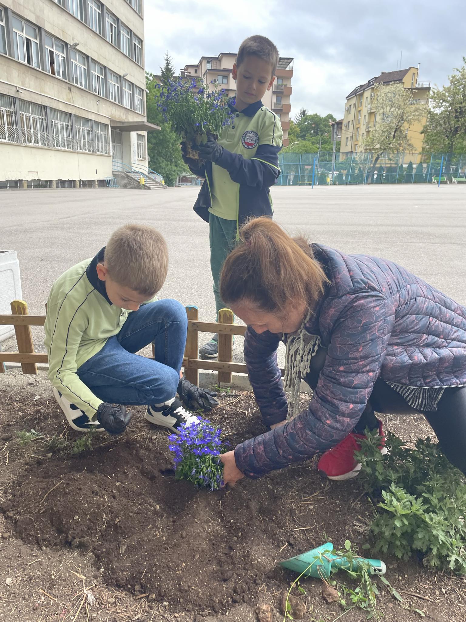 ВЕСЕЛИ ПРАЗНИЦИ ОТ 23 СРЕДНО УЧИЛИЩЕ „ФРЕДЕРИК ЖОЛИО-КЮРИ“ ВЕСЕЛИ ПРАЗНИЦИ ОТ 23 СРЕДНО УЧИЛИЩЕ „ФРЕДЕРИК ЖОЛИО-КЮРИ“