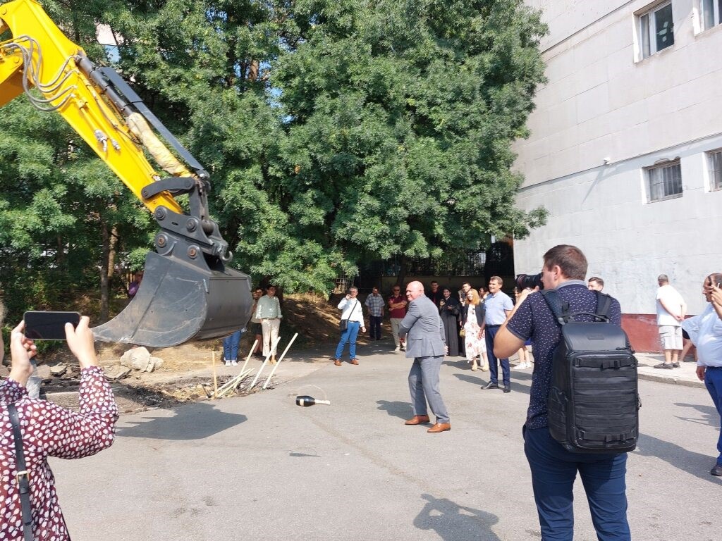 Министър Цоков направи първа копка на нов корпус на НПМГ за 600 ученици Министър Цоков направи първа копка на нов корпус на НПМГ за 600 ученици