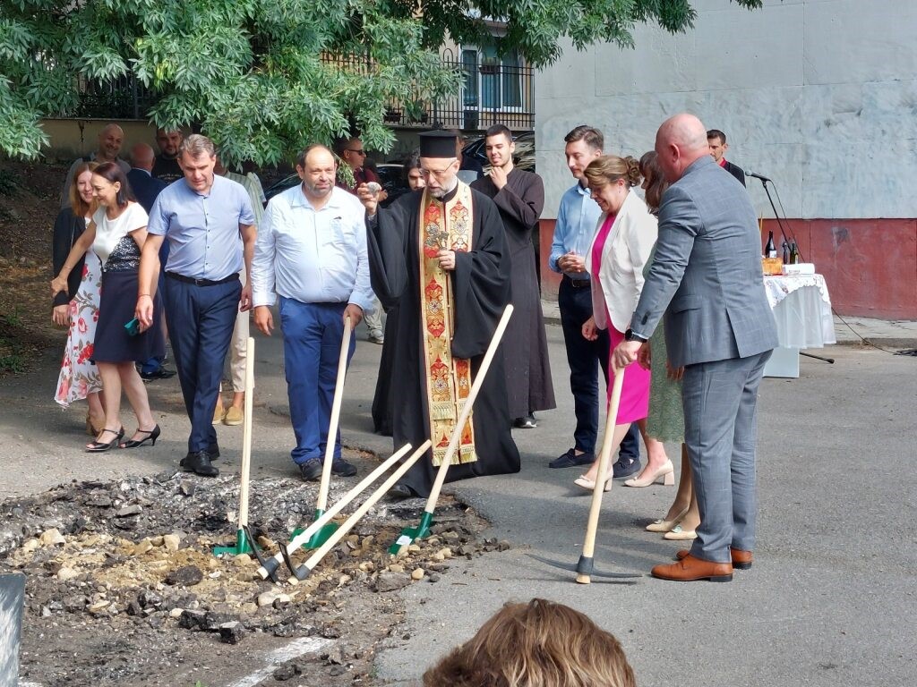 Министър Цоков направи първа копка на нов корпус на НПМГ за 600 ученици Министър Цоков направи първа копка на нов корпус на НПМГ за 600 ученици