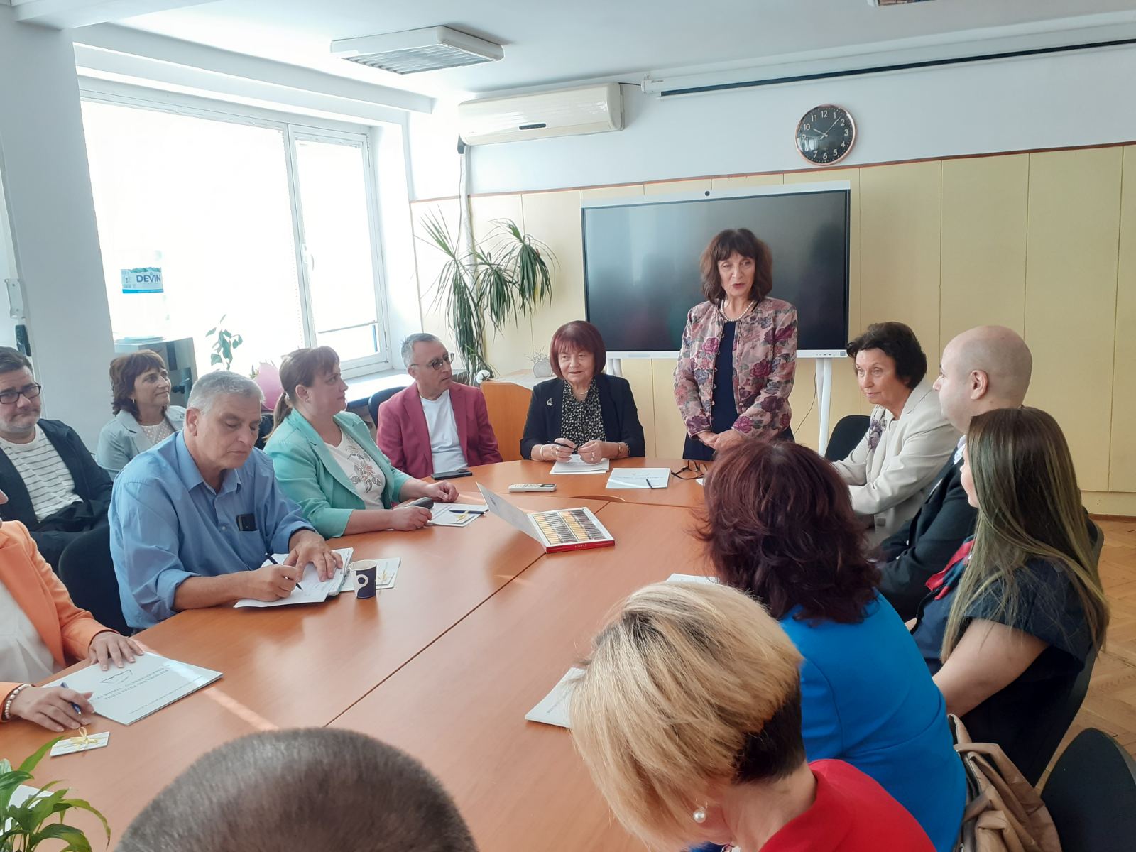 ПЪРВА РАБОТНА СРЕЩА С НОВОНАЗНАЧЕНИТЕ СЛЕД КОНКУРС ДИРЕКТОРИ НА СТОЛИЧНИ УЧИЛИЩА ПЪРВА РАБОТНА СРЕЩА С НОВОНАЗНАЧЕНИТЕ СЛЕД КОНКУРС ДИРЕКТОРИ НА СТОЛИЧНИ УЧИЛИЩА