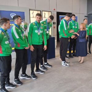 Д-р Елеонора Лилова връчи почетни плакети на волейболните национали Д-р Елеонора Лилова връчи почетни плакети на волейболните национали