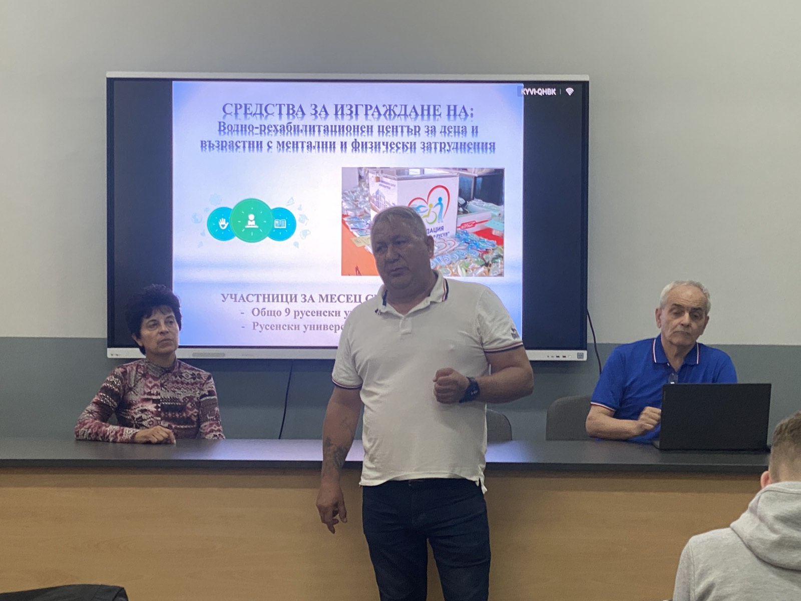 Ученици от ПГЕЕ "Апoстол Арнаудов" - Русе се срещнаха с г-н Илиян Русев - председател на Фондация "Александър Русев" Ученици от ПГЕЕ "Апoстол Арнаудов" - Русе се срещнаха с г-н Илиян Русев - председател на Фондация "Александър Русев"