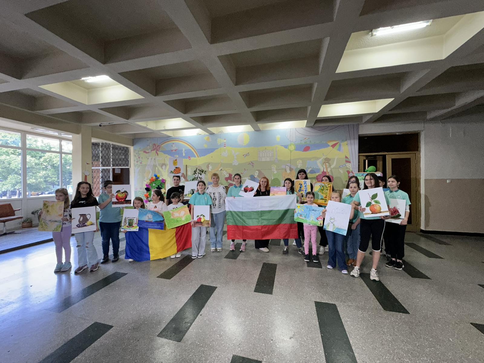 Мост на приятелството чрез картини - малки художници от Букурещ на гости в ОУ "Олимпи Панов" - Русе Мост на приятелството чрез картини - малки художници от Букурещ на гости в ОУ "Олимпи Панов" - Русе