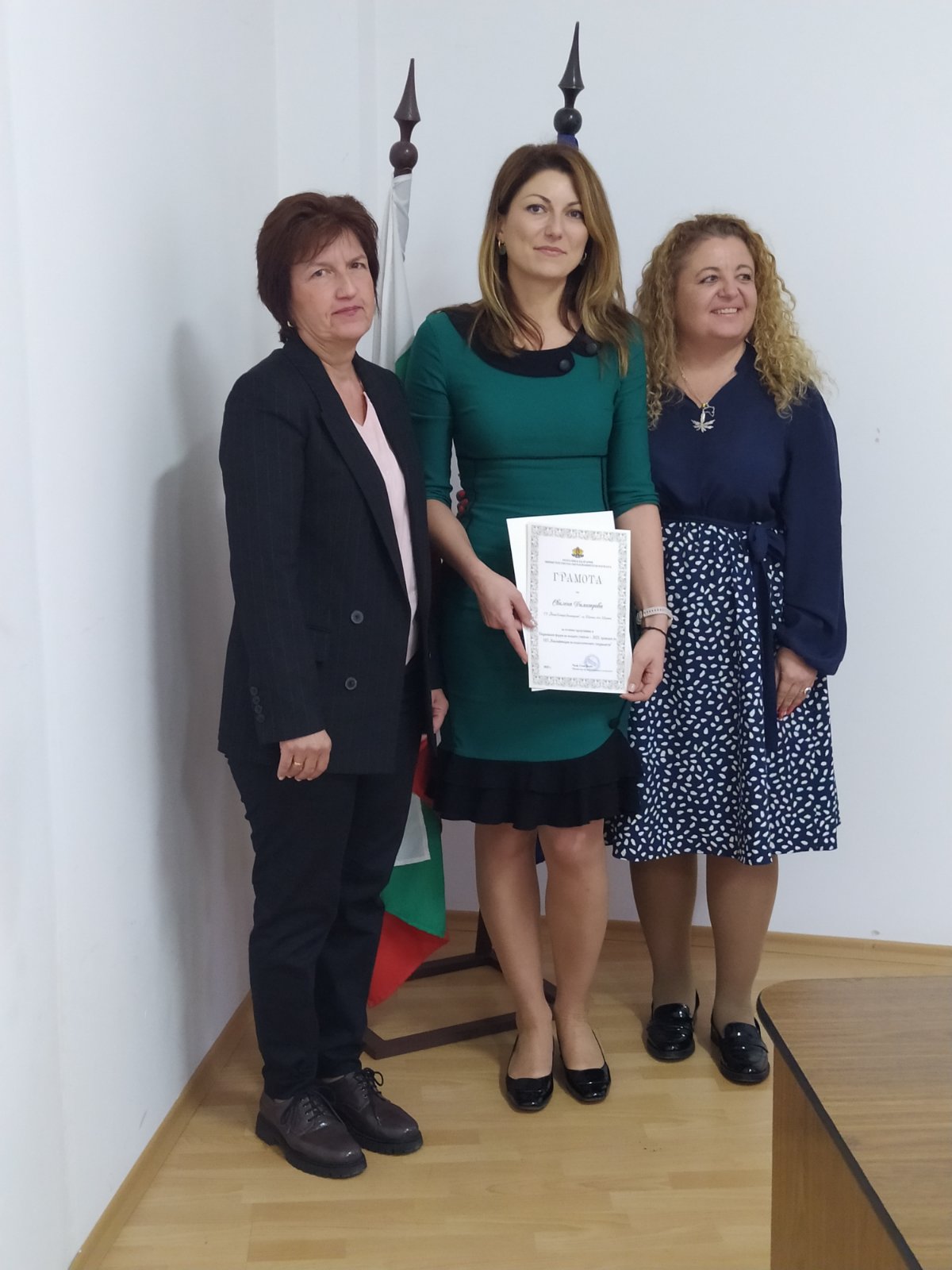 С грамота от министъра на образованието и науката за отлично представяне в VІІІ Национален форум на младите педагогически специалисти „Предизвикателствата пред образованието и младите педагози в XXI-ви век“ е удостоена г-жа Свилена Димитрова, начален учител в СУ „Йоан Екз. Български“ – гр. Шумен. С грамота от министъра на образованието и науката за отлично представяне в VІІІ Национален форум на младите педагогически специалисти „Предизвикателствата пред образованието и младите педагози в XXI-ви век“ е удостоена г-жа Свилена Димитрова, начален учител в СУ „Йоан Екз. Български“ – гр. Шумен.