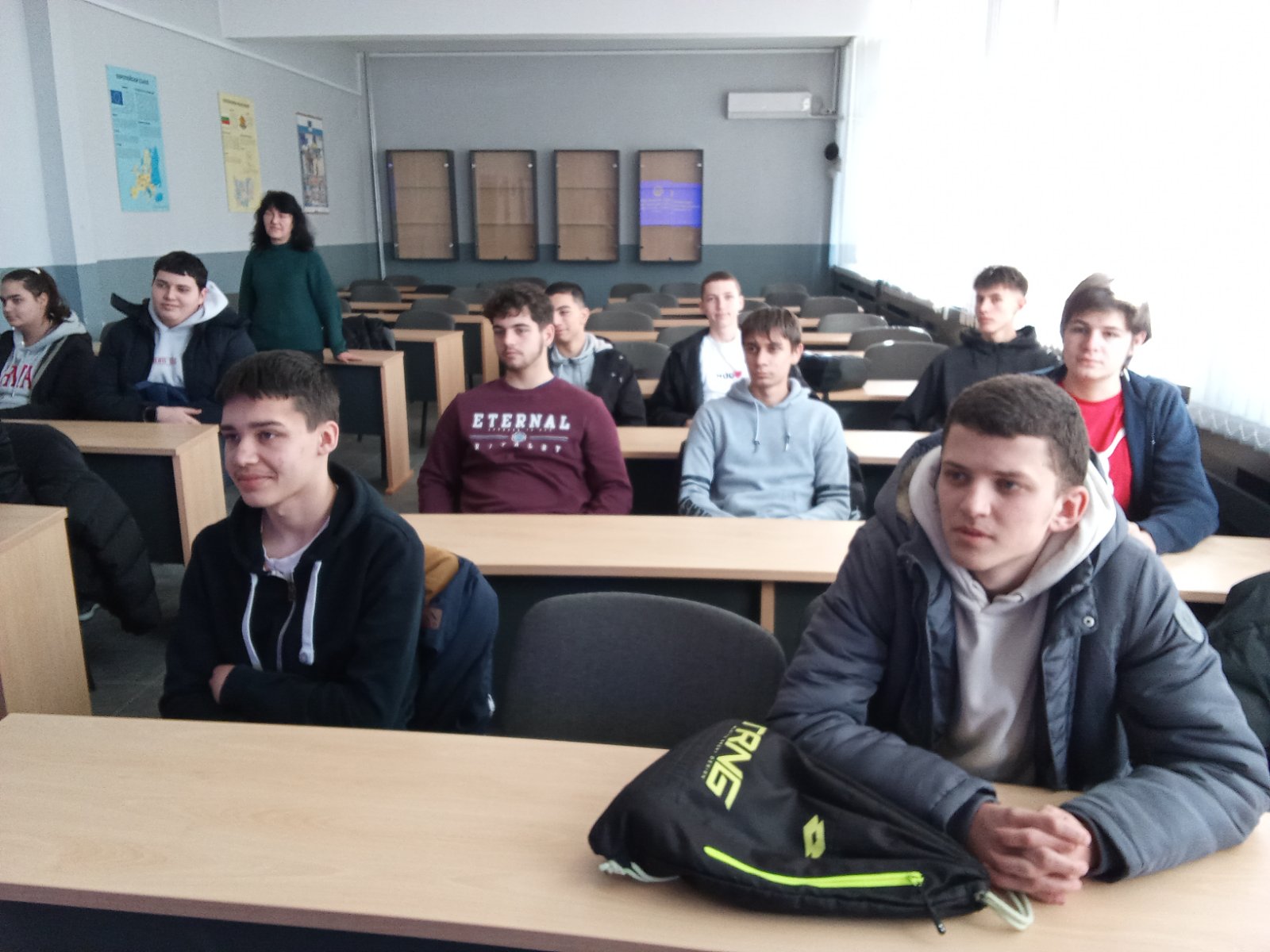 Ученици учат ученици за последствията от употребата на никотиновите паучове и електронните цигари Ученици учат ученици за последствията от употребата на никотиновите паучове и електронните цигари