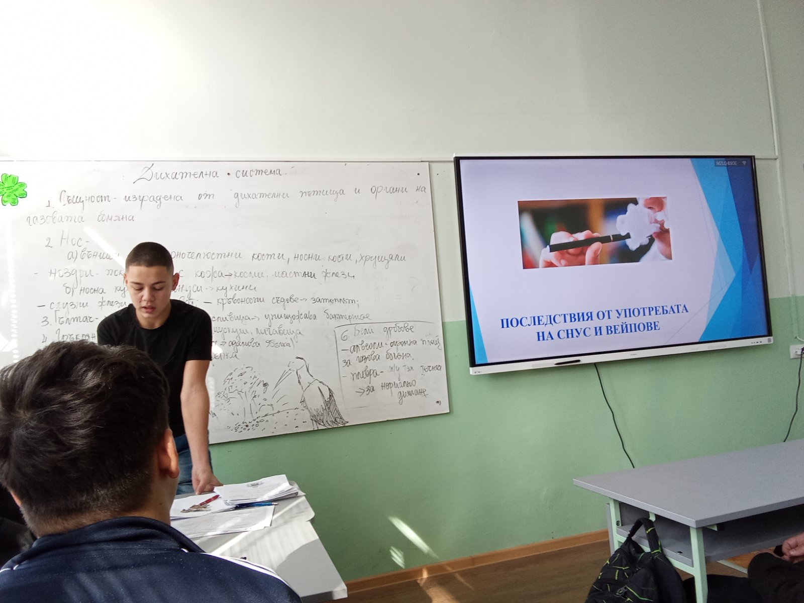 Ученици учат ученици за последствията от употребата на никотиновите паучове и електронните цигари Ученици учат ученици за последствията от употребата на никотиновите паучове и електронните цигари
