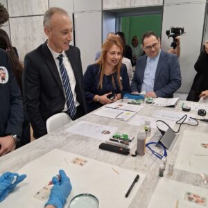 Министърът на образованието и науката и началникът на РУО – София-град откриха най-големия в страната STEM център „Вселена“ във 2. СУ Министърът на образованието и науката и началникът на РУО – София-град откриха най-големия в страната STEM център „Вселена“ във 2. СУ
