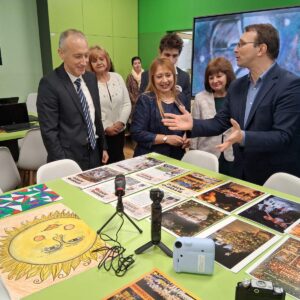 Министърът на образованието и науката и началникът на РУО – София-град откриха най-големия в страната STEM център „Вселена“ във 2. СУ Министърът на образованието и науката и началникът на РУО – София-град откриха най-големия в страната STEM център „Вселена“ във 2. СУ