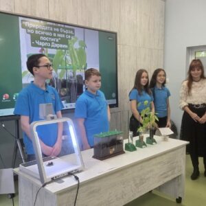 Министърът на образованието и науката и началникът на РУО – София-град откриха най-големия в страната STEM център „Вселена“ във 2. СУ Министърът на образованието и науката и началникът на РУО – София-град откриха най-големия в страната STEM център „Вселена“ във 2. СУ