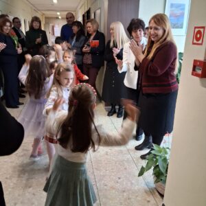 Деца от 142. ОУ доведоха баба Марта в РУО – София-град Деца от 142. ОУ доведоха баба Марта в РУО – София-град