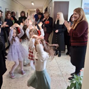 Деца от 142. ОУ доведоха баба Марта в РУО – София-град Деца от 142. ОУ доведоха баба Марта в РУО – София-град