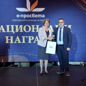 Началникът на РУО – София-град връчи Вторите национални годишни награди на Е-Просвета Началникът на РУО – София-град връчи Вторите национални годишни награди на Е-Просвета