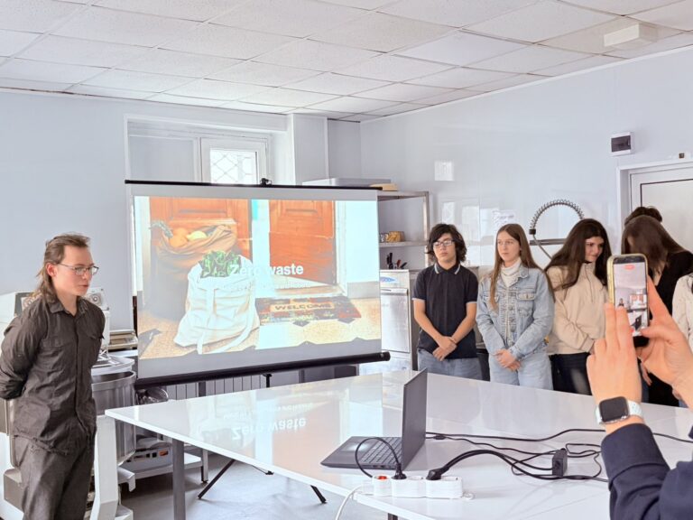 Добра практика в СГХСТ: "Нулев хранителен отпадък" / "Zero Food Waste" – сътрудничество между бизнеса и образованието с грижа за устойчиво бъдеще Добра практика в СГХСТ: "Нулев хранителен отпадък" / "Zero Food Waste" – сътрудничество между бизнеса и образованието с грижа за устойчиво бъдеще