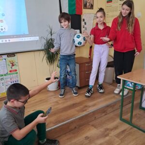 Добра практика в 4. ОУ „Професор Джон Атанасов“: „В капана на екраните“ – иновативен урок по социално – емоционално учене Добра практика в 4. ОУ „Професор Джон Атанасов“: „В капана на екраните“ – иновативен урок по социално – емоционално учене