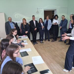 Министърът на образованието и науката и началникът на РУО – София-град откриха новия STEM център в 107. ОУ Министърът на образованието и науката и началникът на РУО – София-град откриха новия STEM център в 107. ОУ