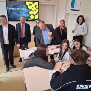 Министърът на образованието и науката и началникът на РУО – София-град откриха новия STEM център в 107. ОУ Министърът на образованието и науката и началникът на РУО – София-град откриха новия STEM център в 107. ОУ