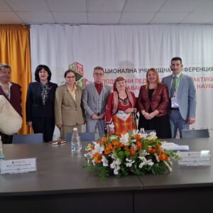 Д-р Лилова откри Петата национална училищна конференция „Споделени педагогически практики в преподаването на природни науки“ Д-р Лилова откри Петата национална училищна конференция „Споделени педагогически практики в преподаването на природни науки“