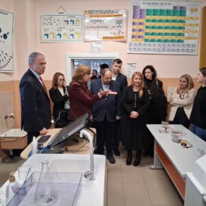 Министърът на образованието и науката и началникът на РУО – София-град откриха новия STEM център в 35.СЕУ Министърът на образованието и науката и началникът на РУО – София-град откриха новия STEM център в 35.СЕУ