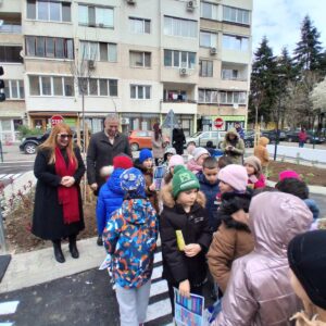 Първокласници и четвъртокласници се учиха на безопасно пресичане в район „Възраждане“ Първокласници и четвъртокласници се учиха на безопасно пресичане в район „Възраждане“