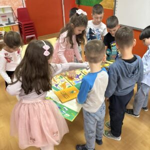 Добра практика в ДГ №118 „Усмивка“, район „Сердика“: „С любима книжка в ръка, на градина ти ела!“ – съвместна инициатива с участие на родители и гости по повод 2 април - Международен ден на детската книга Добра практика в ДГ №118 „Усмивка“, район „Сердика“: „С любима книжка в ръка, на градина ти ела!“ – съвместна инициатива с участие на родители и гости по повод 2 април - Международен ден на детската книга