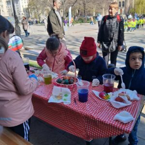 Светла традиция в центъра на София: Столични деца боядисаха великденски яйца Светла традиция в центъра на София: Столични деца боядисаха великденски яйца
