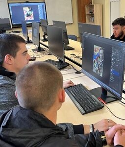 Добра практика в 170 СУ „Васил Левски“, гр. Нови Искър „Интерактивен проект плакат- синтез между компютърна графика и изкуство“ Добра практика в 170 СУ „Васил Левски“, гр. Нови Искър „Интерактивен проект плакат- синтез между компютърна графика и изкуство“