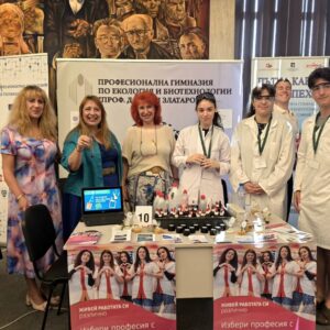 Стотици ученици и родители посетиха „Парад на професиите – План-прием VIII клас“ в София Стотици ученици и родители посетиха „Парад на професиите – План-прием VIII клас“ в София